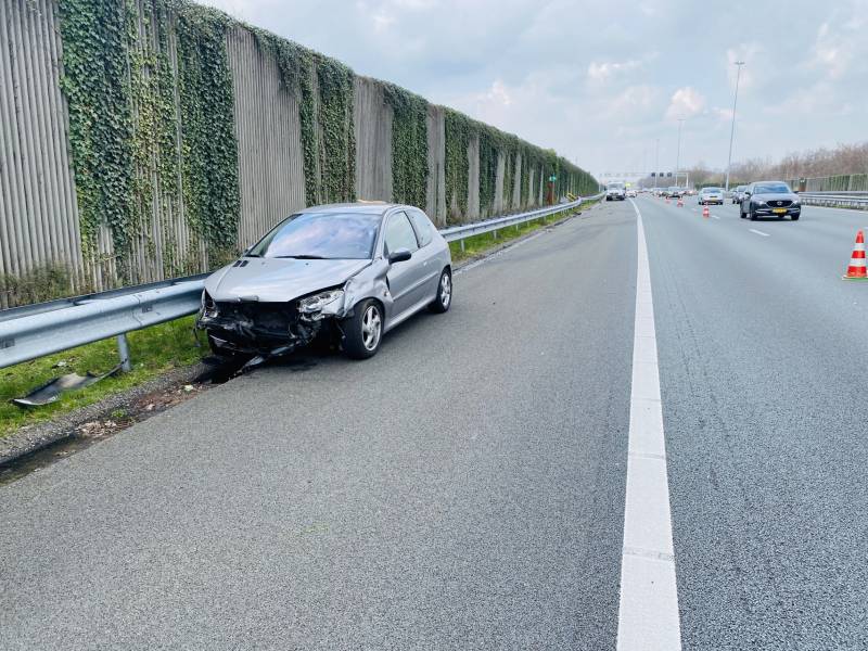 Auto belandt in de vangrail op snelweg