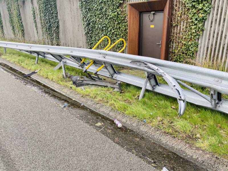 Auto belandt in de vangrail op snelweg