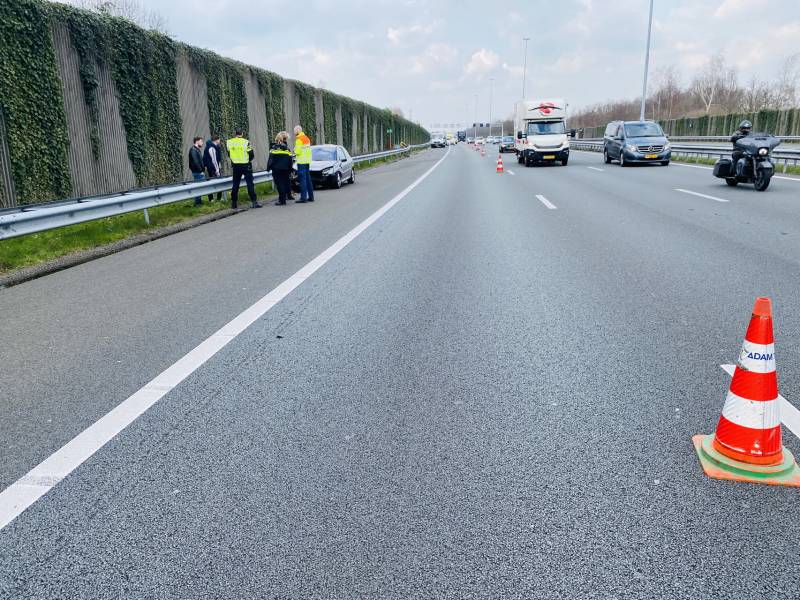 Auto belandt in de vangrail op snelweg