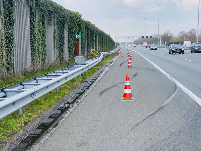 Auto belandt in de vangrail op snelweg