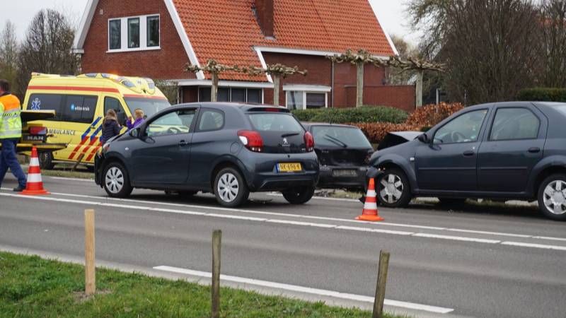 Forse schade na kop-staart aanrijding met meerdere auto's