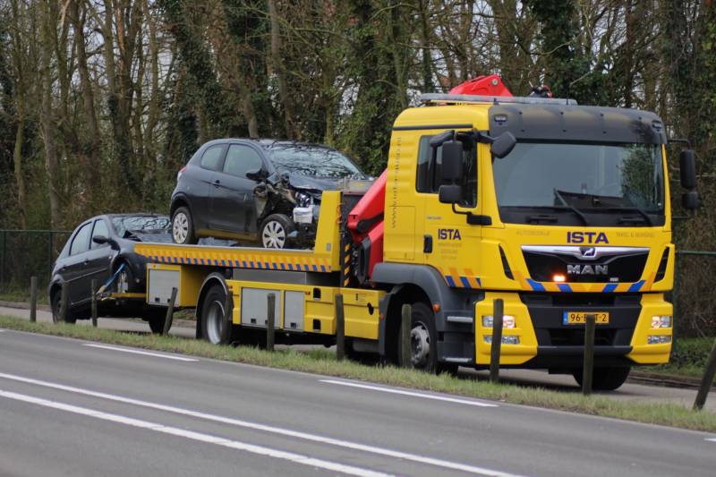 Forse schade na kop-staart aanrijding met meerdere auto's