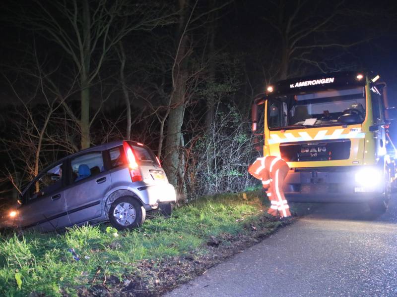Automobilist vliegt uit de bocht en belandt in de bosjes