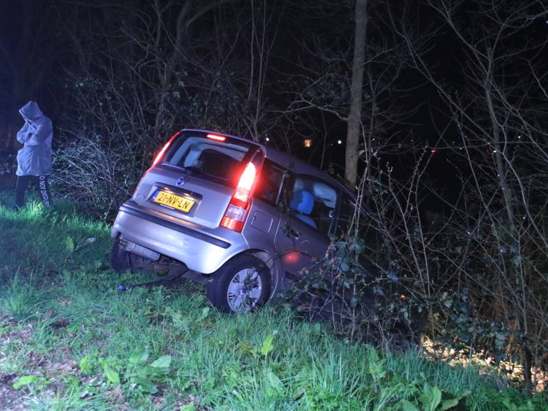 Automobilist vliegt uit de bocht en belandt in de bosjes