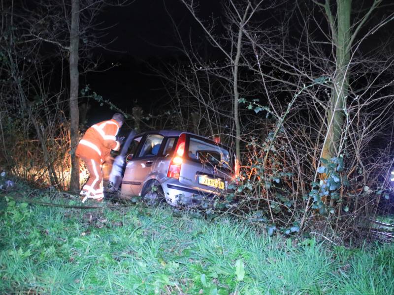 Automobilist vliegt uit de bocht en belandt in de bosjes