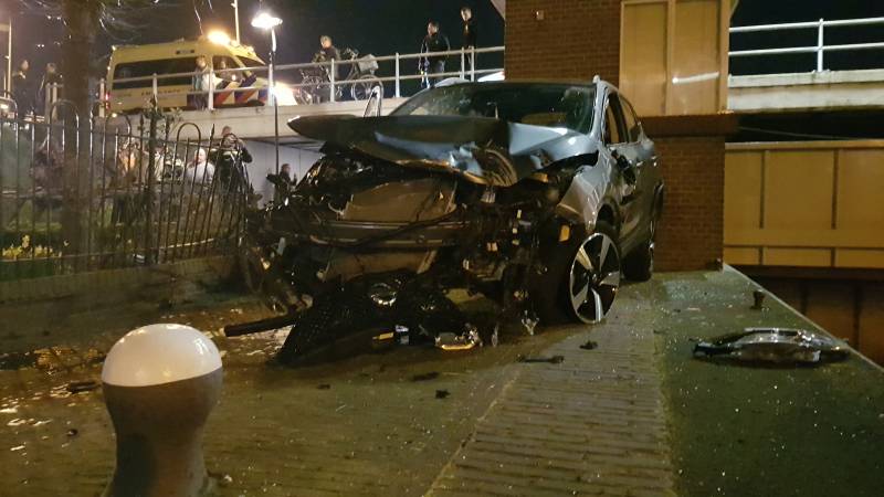 Auto vliegt over de kop Malegatbrug af