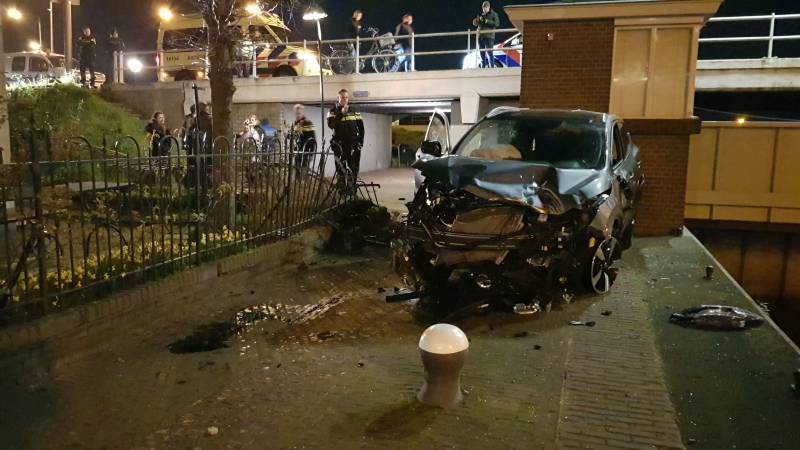 Auto vliegt over de kop Malegatbrug af