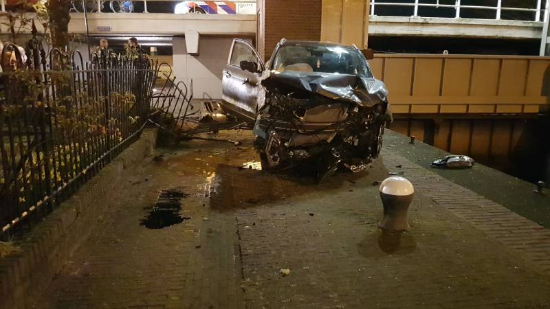 Auto vliegt over de kop Malegatbrug af