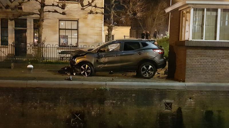Auto vliegt over de kop Malegatbrug af