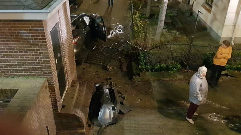 Auto vliegt over de kop Malegatbrug af