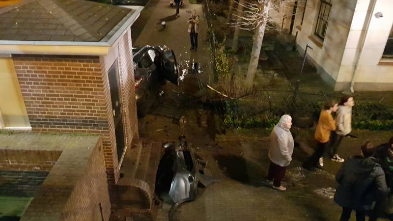 Auto vliegt over de kop Malegatbrug af