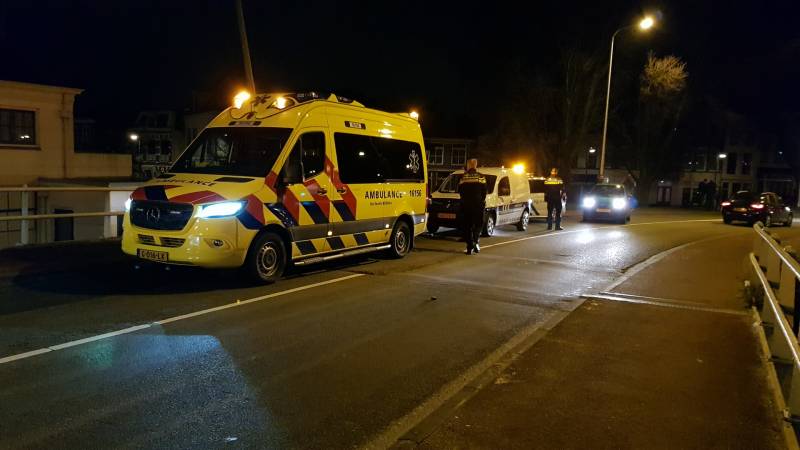 Auto vliegt over de kop Malegatbrug af