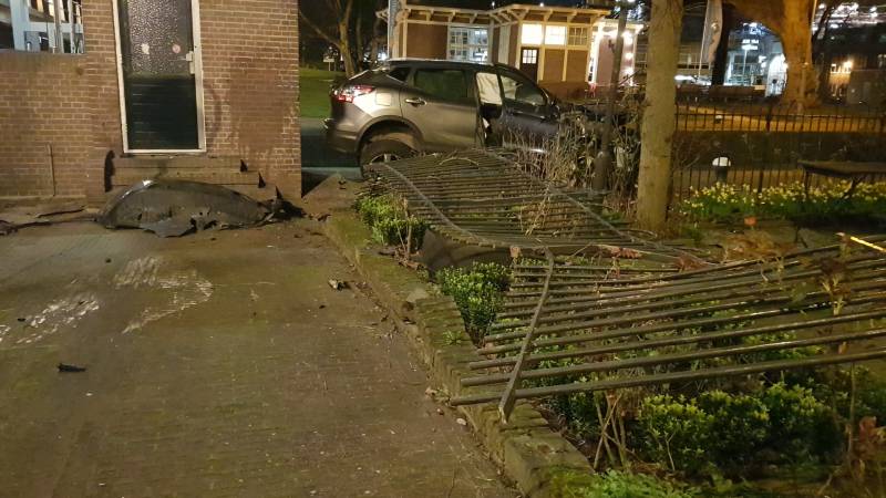 Auto vliegt over de kop Malegatbrug af