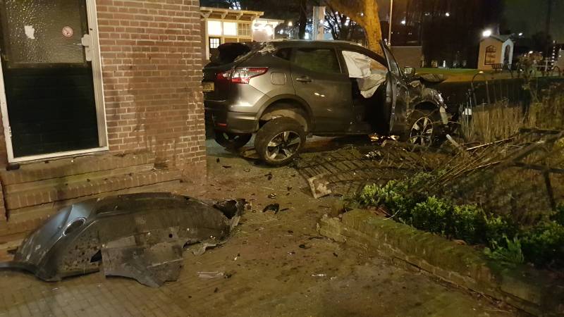 Auto vliegt over de kop Malegatbrug af