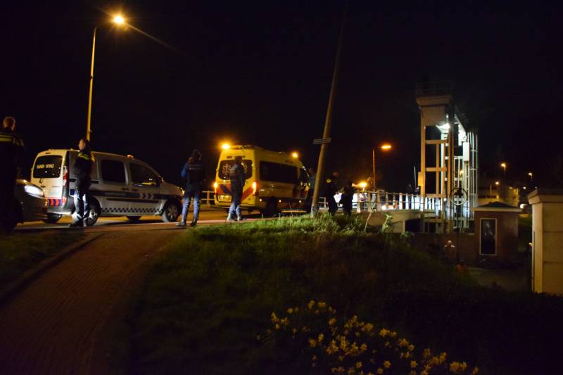 Auto vliegt over de kop Malegatbrug af