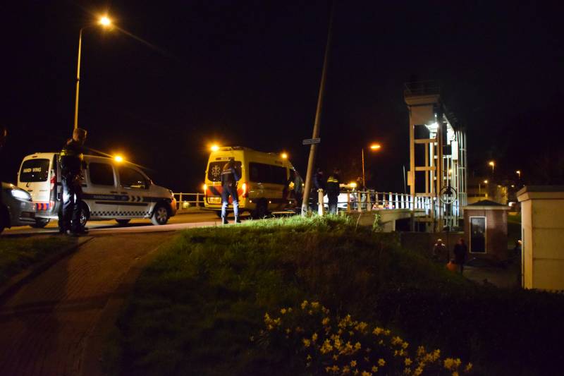 Auto vliegt over de kop Malegatbrug af