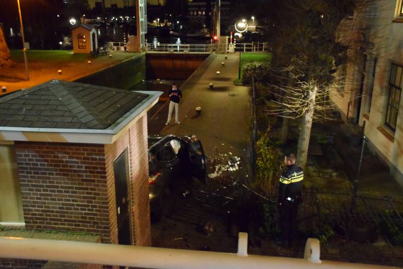 Auto vliegt over de kop Malegatbrug af