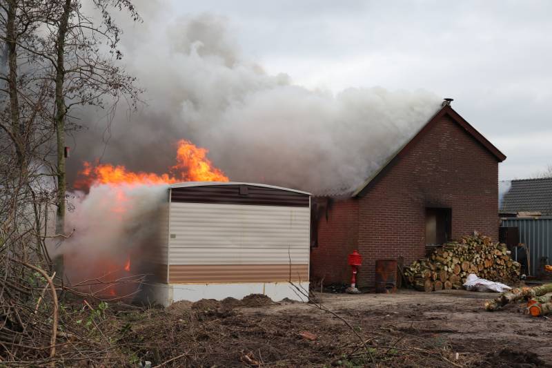 Chalet en schuur verwoest door uitslaande brand