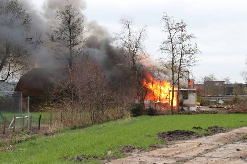 Chalet en schuur verwoest door uitslaande brand