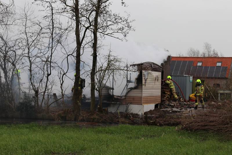 Chalet en schuur verwoest door uitslaande brand