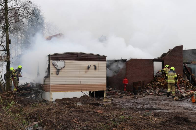 Chalet en schuur verwoest door uitslaande brand
