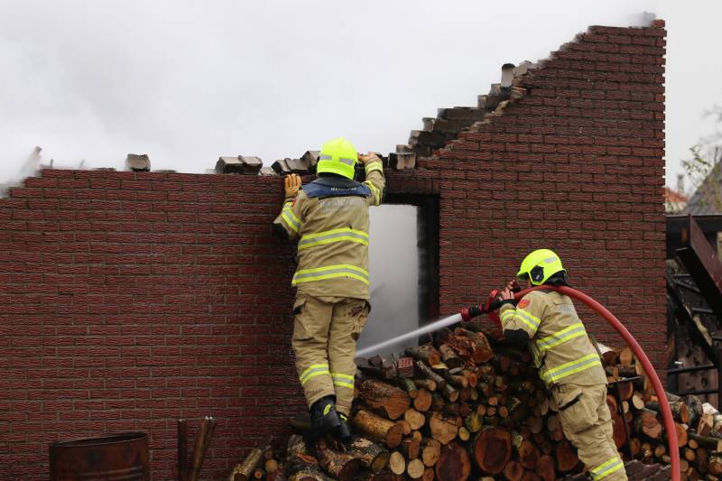 Chalet en schuur verwoest door uitslaande brand