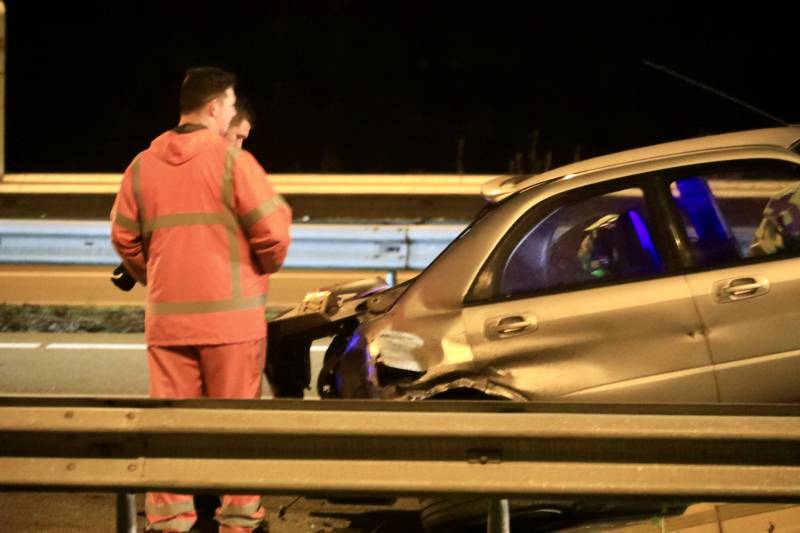 Gewonden bij crash tegen vangrails