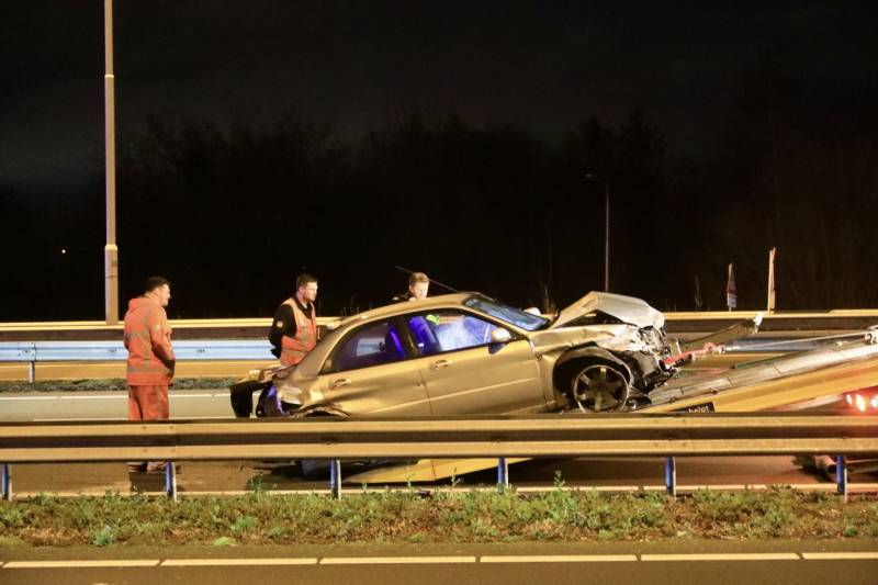 Gewonden bij crash tegen vangrails