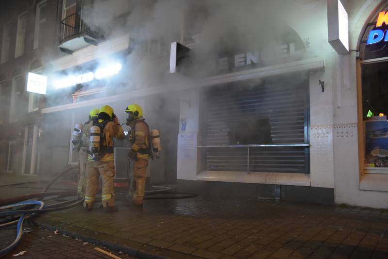 Twee gewonden bij zeer grote brand in snackbar De Engel