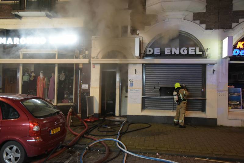 Twee gewonden bij zeer grote brand in snackbar De Engel