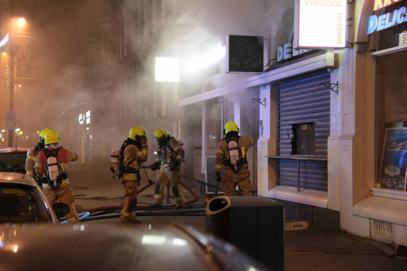Twee gewonden bij zeer grote brand in snackbar De Engel