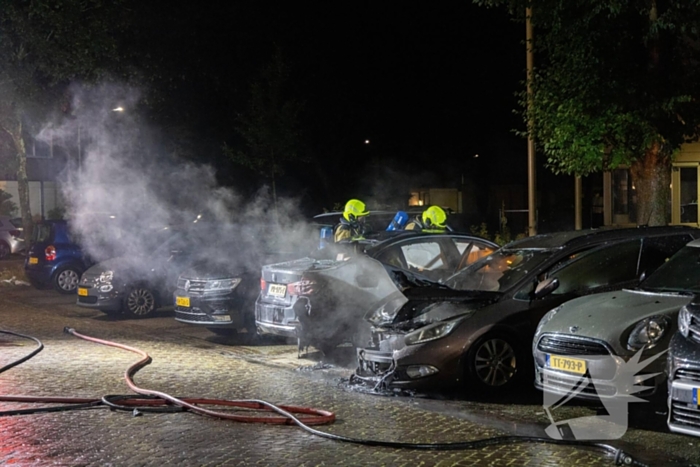 Meerdere voertuigen beschadigd door brand