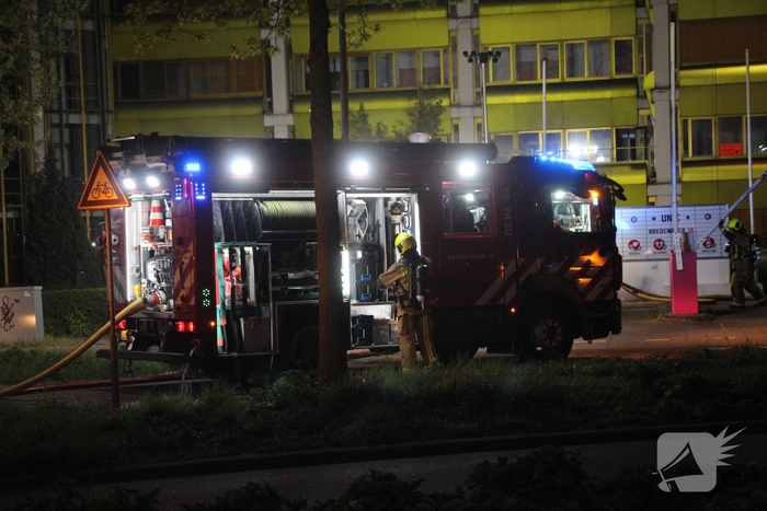 Brand in kantoorpand leidt tot grote inzet brandweer