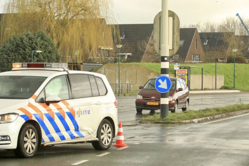 Politieauto in de kreukels na aanrijding