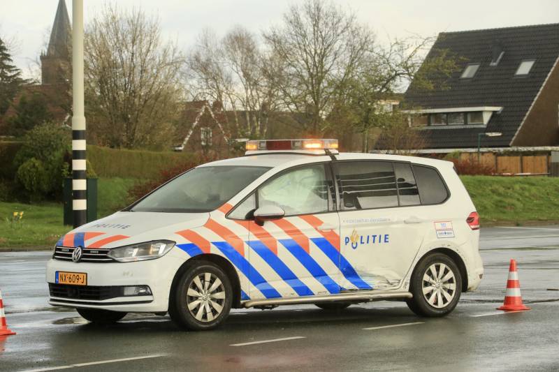 Politieauto in de kreukels na aanrijding