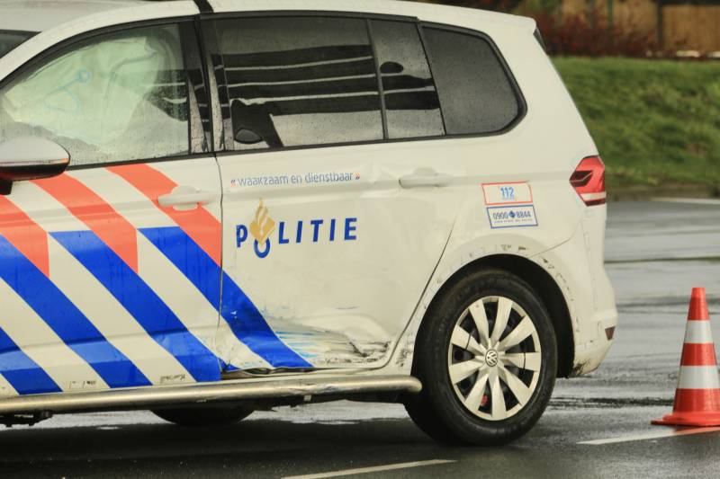 Politieauto in de kreukels na aanrijding