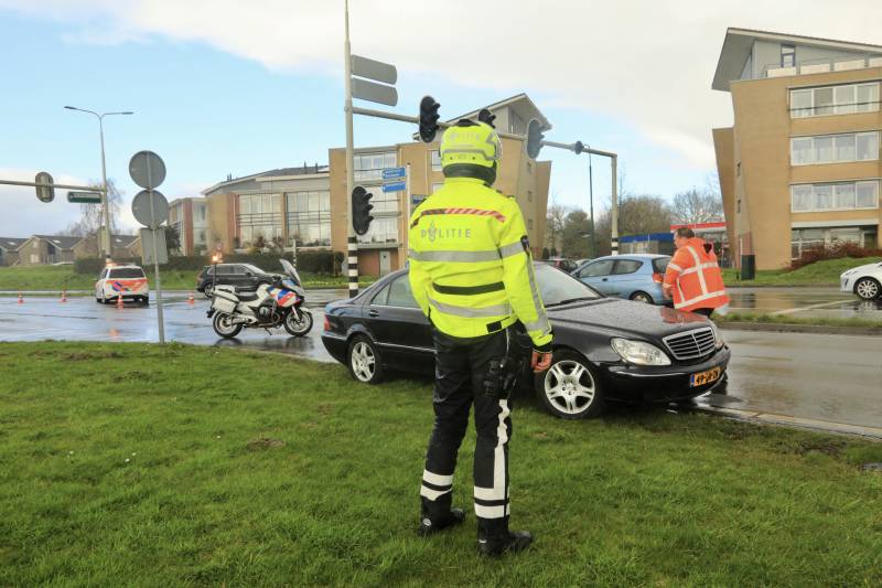 Politieauto in de kreukels na aanrijding
