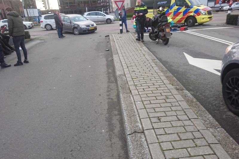 Scooterrijder gewond na aanrijding met auto