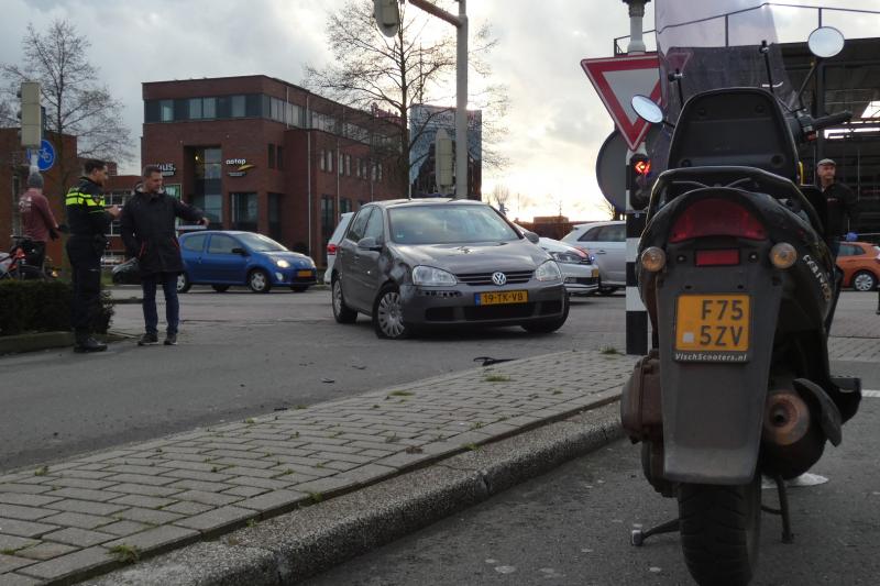 Scooterrijder gewond na aanrijding met auto