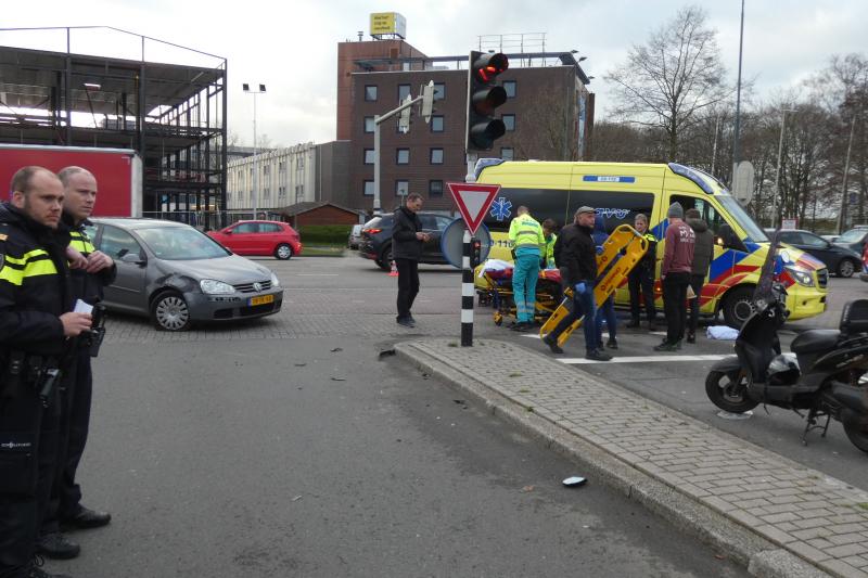 Scooterrijder gewond na aanrijding met auto