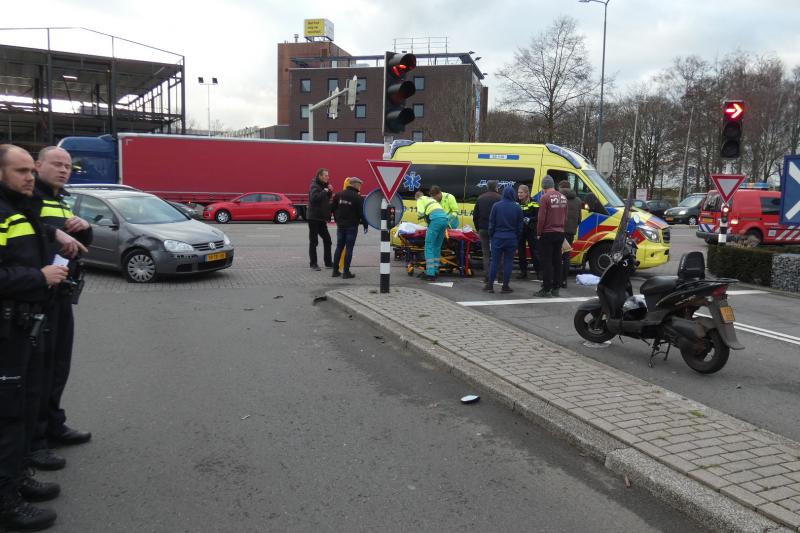 Scooterrijder gewond na aanrijding met auto