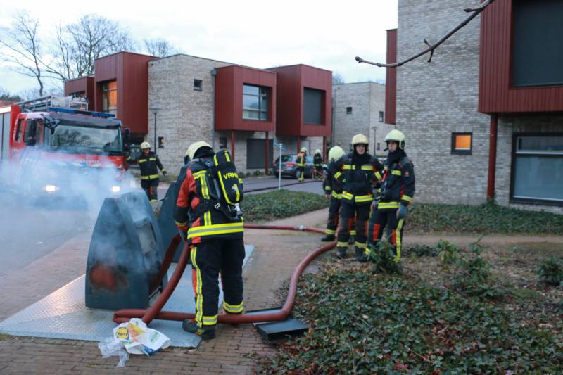 Veel rook bij brand in ondergrondse container