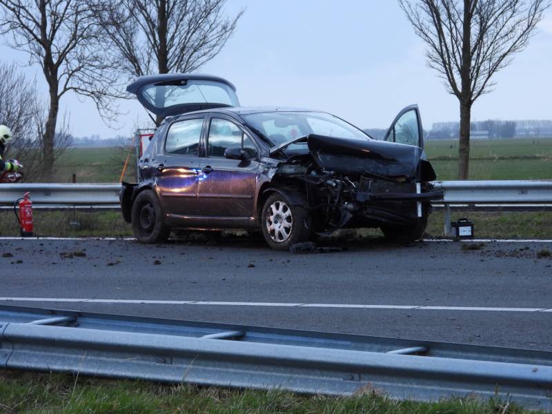 Flinke schade na crash tegen vangrail