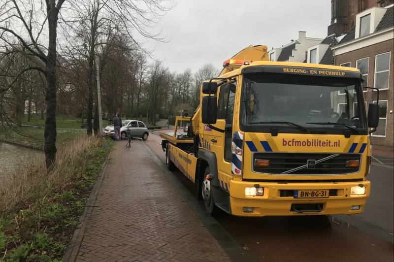 Auto vliegt uit de bocht en ramt lantaarnpaal