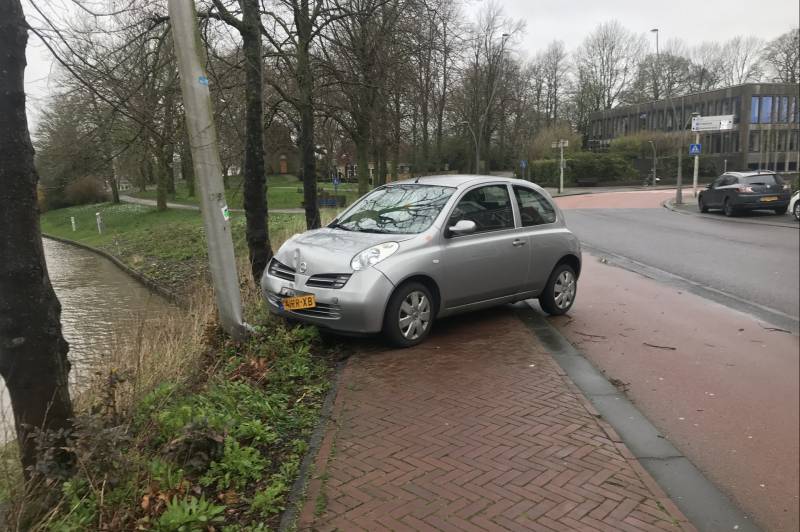 Auto vliegt uit de bocht en ramt lantaarnpaal