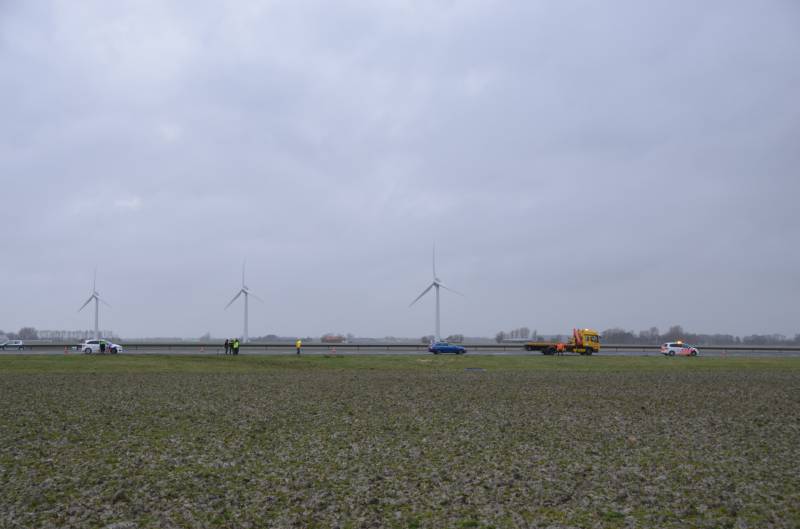 Auto raakt van snelweg A31 en belandt in de sloot