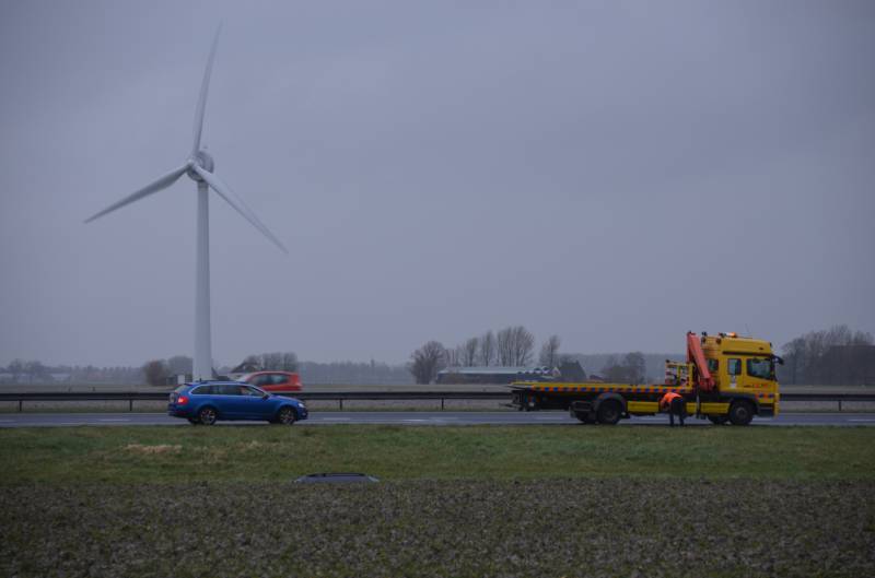 Auto raakt van snelweg A31 en belandt in de sloot
