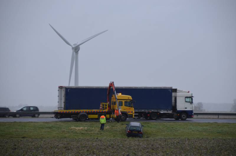 Auto raakt van snelweg A31 en belandt in de sloot