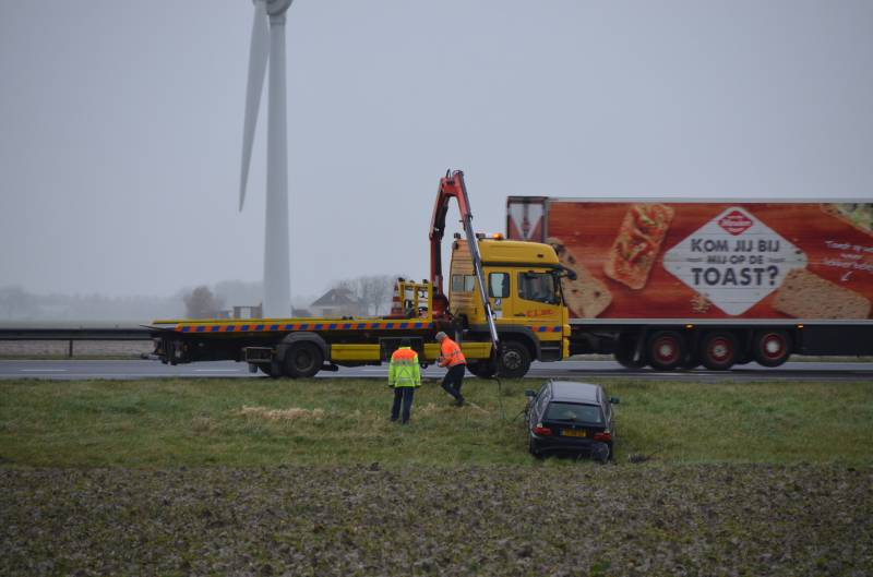 Auto raakt van snelweg A31 en belandt in de sloot