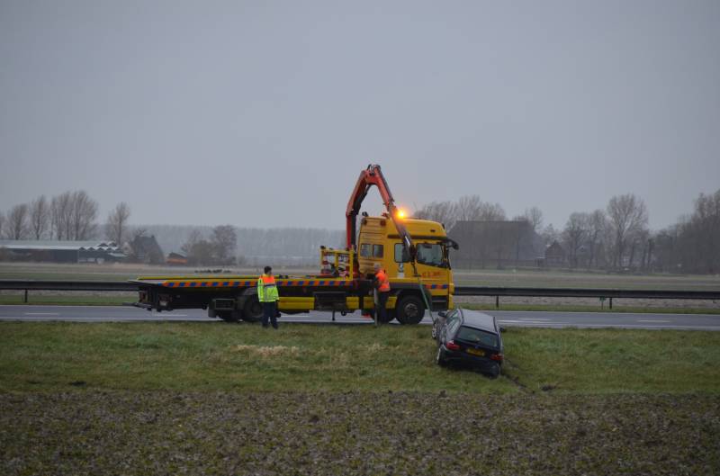 Auto raakt van snelweg A31 en belandt in de sloot